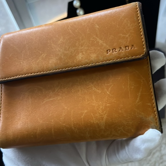 Prada yellow wallet with the box - Picture 4 of 13